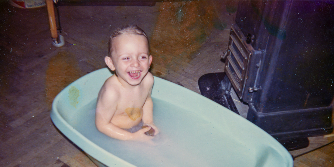 Ich (knapp 3 Jahre alt) beim Baden im Schaffl im Wohnzimmer, neben dem Holzofen. August 1974. Kat. No. H2026.3